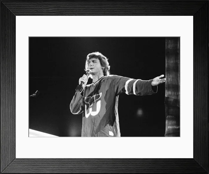 Framed Print : Barry Manilow in concert at Hartford Civic Center, Hartford, Connecticut, America Framed Print : Barry Manilow in concert at Hartford Civic Center, Hartford, Connecticut, America