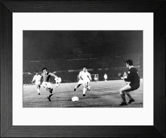 Framed Print : European Cup Quarter Final Second Leg match at Estadio Da Luz, Lisbon