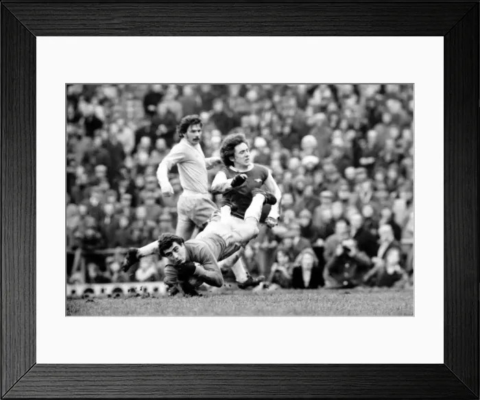 Framed Print : Arsenal v. Stoke City. 75-01699-037