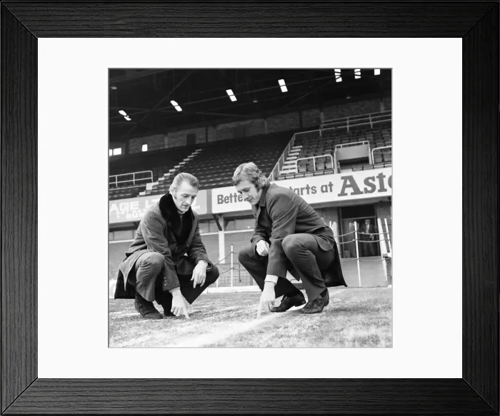 Framed Print : Stoke Citys George Eastham with potential new signing Carlos Babbington 22