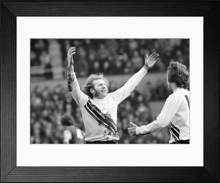 Framed Print : West Ham v Stoke League match at Upton Park, Friday 28th March 1975 Framed Print : West Ham v Stoke League match at Upton Park, Friday 28th March 1975