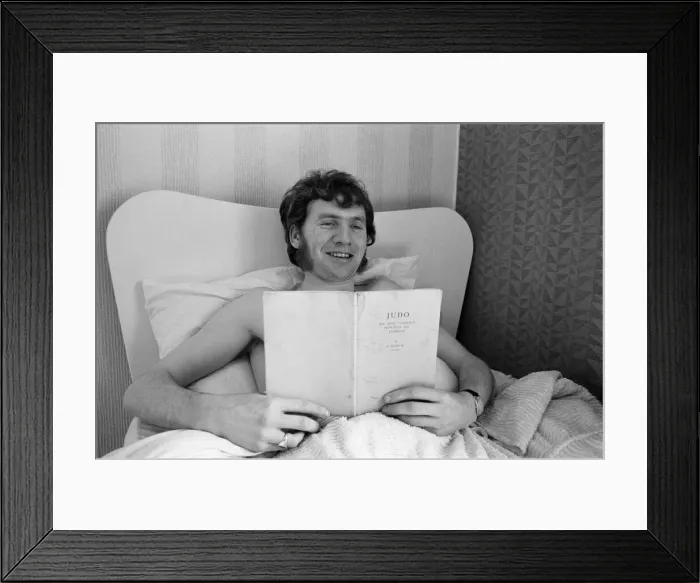 Framed Print : Terry Conroy of Stoke City, in bed with flu, catches up on his reading ahead of FA Cup Framed Print : Terry Conroy of Stoke City, in bed with flu, catches up on his reading ahead of FA Cup