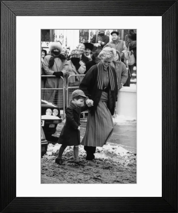 Framed Print : Prince William, aged 4, pictured with mother, Princess Diana Framed Print : Prince William, aged 4, pictured with mother, Princess Diana