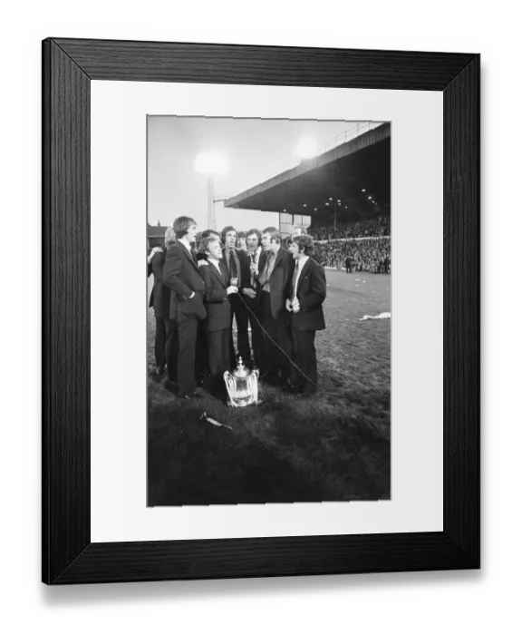 Framed Print : Leeds United reception after winning the FA Cup. Players parade the trophy through