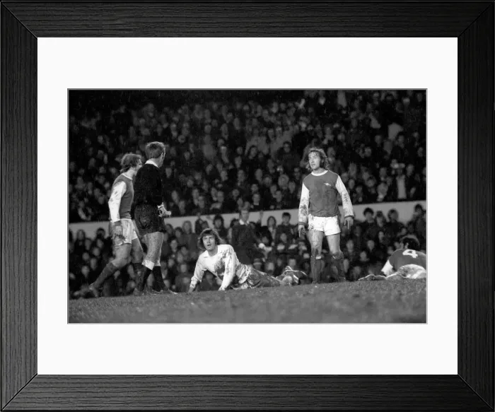 Framed Print : Arsenal vs. Leeds. Peter Lorimer looks at referee Thomas who is about to book him Framed Print : Arsenal vs. Leeds. Peter Lorimer looks at referee Thomas who is about to book him