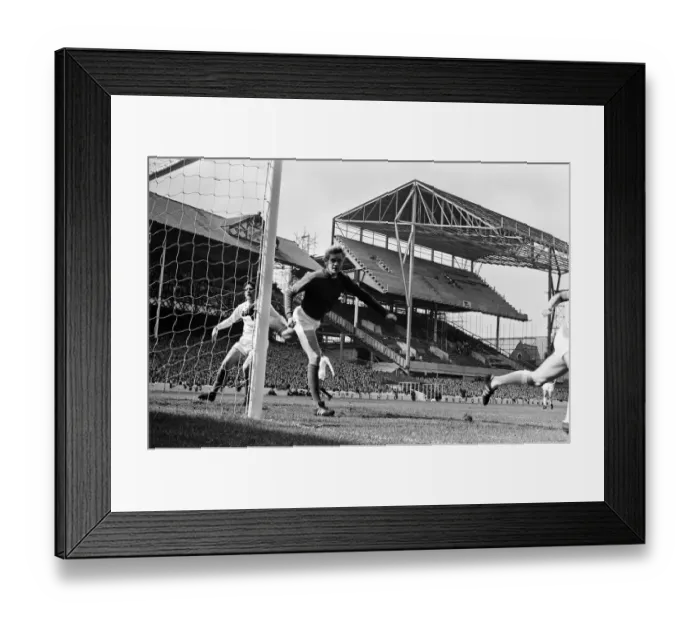 Framed Print : Everton 3 v. Leeds United 2 Goodison Park. 30th August 1969