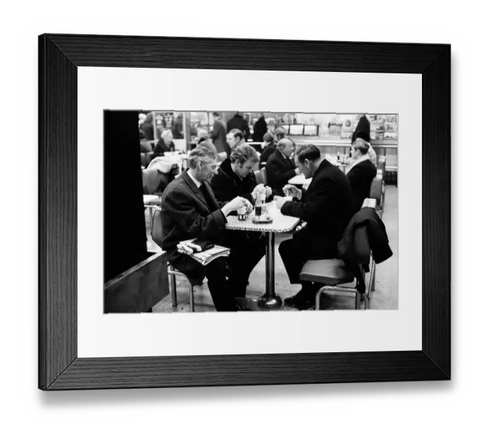 Framed Print : Leeds United manger Don Revie with Billy Bremner and Syd Owens at Leeds station before Framed Print : Leeds United manger Don Revie with Billy Bremner and Syd Owens at Leeds station before