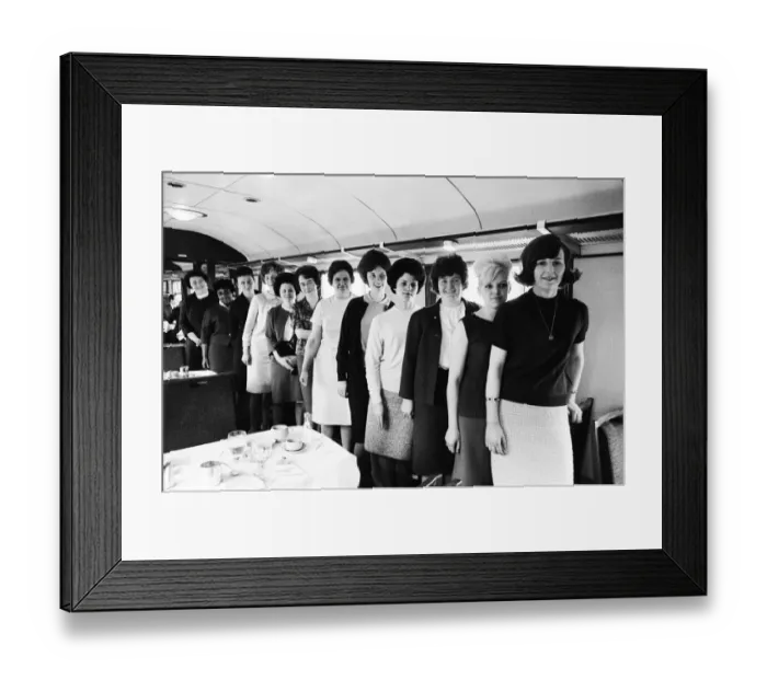 Framed Print : Leeds United wives and girlfriends. l-r Mrs Elsie Revie, Mrs Norma Johanneson