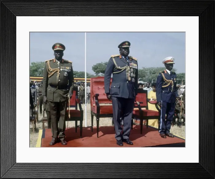 Framed Print : President of Uganda, General Idi Amin, pictured in military uniform flanked by officers Framed Print : President of Uganda, General Idi Amin, pictured in military uniform flanked by officers