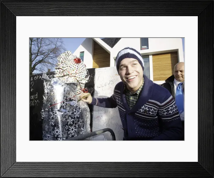 Framed Print : X factor contestant Olly Murs greets a fan outside the finalists house Framed Print : X factor contestant Olly Murs greets a fan outside the finalists house