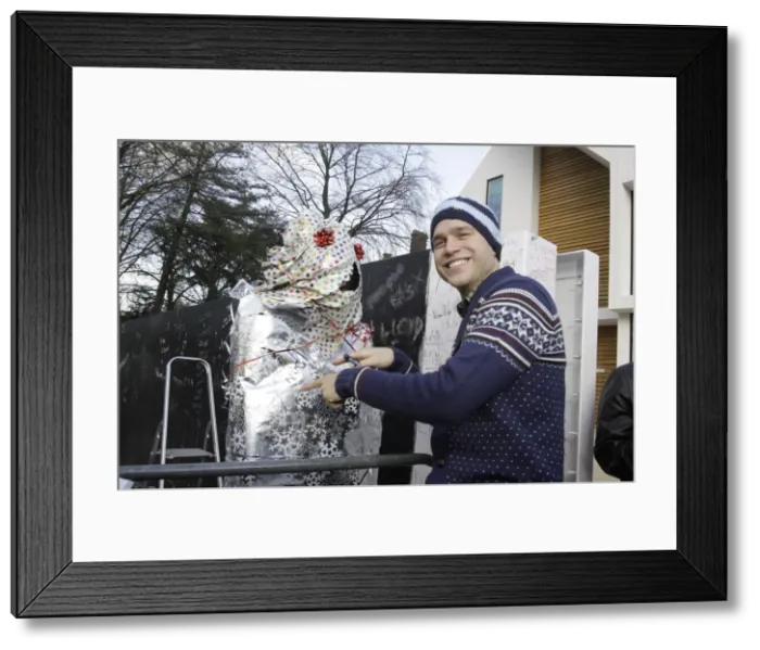 Framed Print : X factor contestant Olly Murs greets a fan outside the finalists house Framed Print : X factor contestant Olly Murs greets a fan outside the finalists house