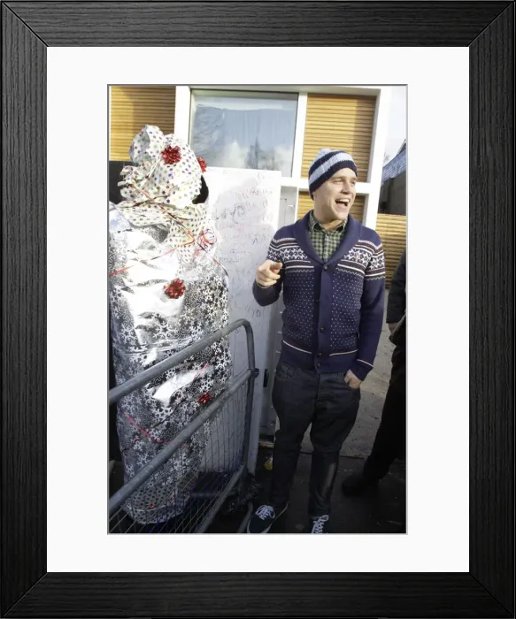 Framed Print : X factor contestant Olly Murs greets a fan outside the finalists house Framed Print : X factor contestant Olly Murs greets a fan outside the finalists house