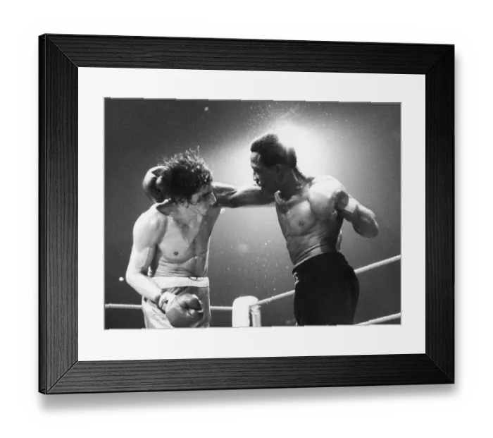 Framed Print : Wembley Arena, Wembley, London, United Kingdom Maurice Hope beats Carlos Maria del Valle
