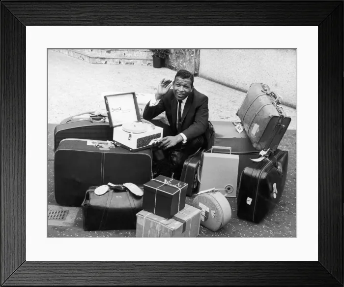 Framed Print : Sugar Ray Robinson in Scotland with 31 pieces of luggage Framed Print : Sugar Ray Robinson in Scotland with 31 pieces of luggage