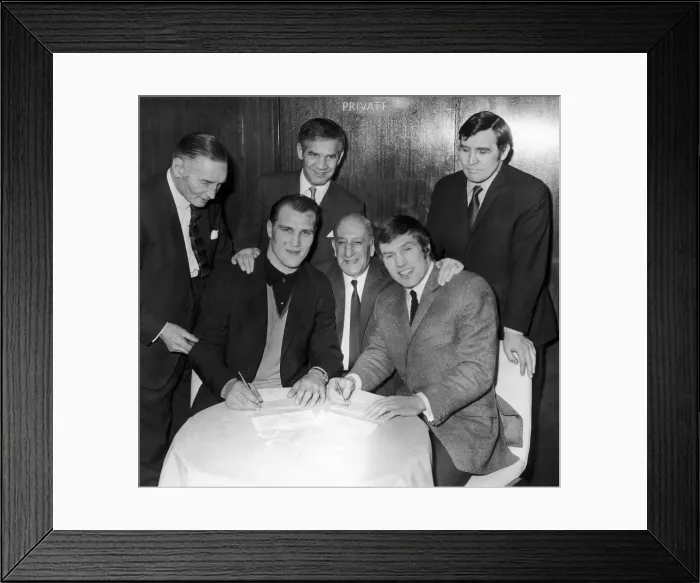 Framed Print : Billy Walker and Jack Bodell, signing contracts at The London Hilton Framed Print : Billy Walker and Jack Bodell, signing contracts at The London Hilton