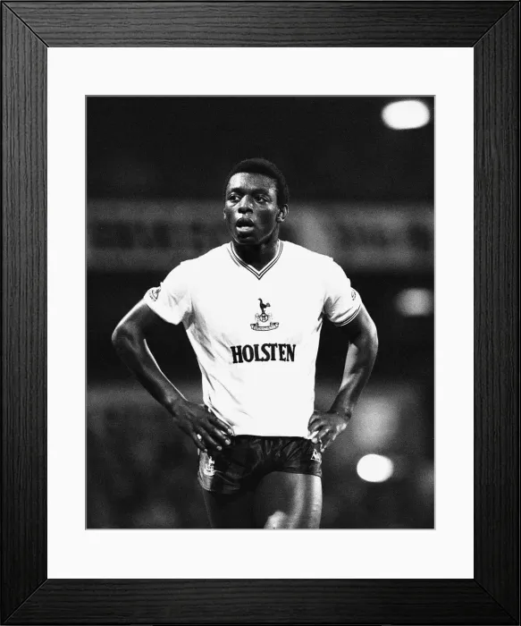 Framed Print : English League Division One match at White Hart Lane. Tottenham Hotspur 1 v Framed Print : English League Division One match at White Hart Lane. Tottenham Hotspur 1 v