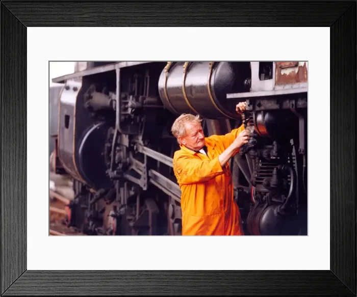 Framed Print : Les Ferguson from the Stephenson Railway Museum, Silverlink, North Shields Framed Print : Les Ferguson from the Stephenson Railway Museum, Silverlink, North Shields