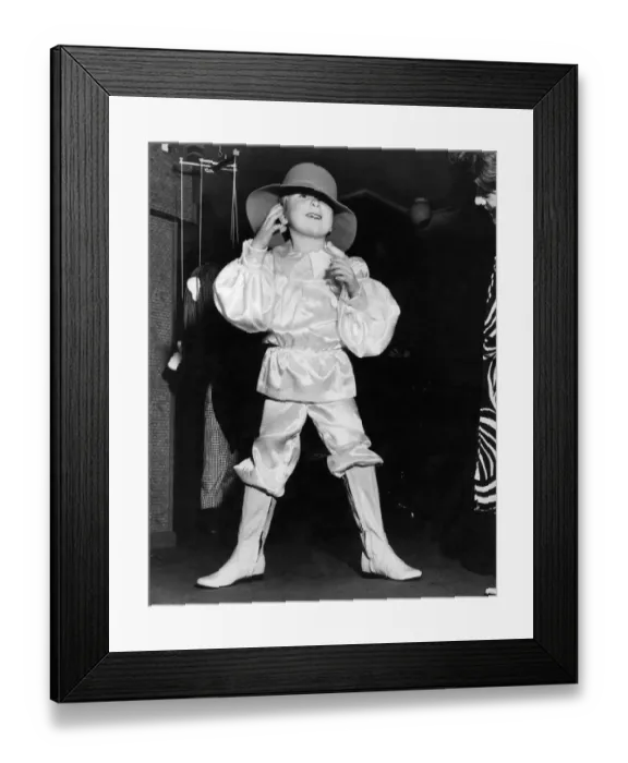 Framed Print : Children buying clothes for Xmas. December 1970 P023897