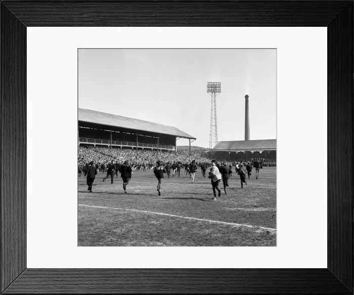 Framed Print : Blackburn Rovers v Manchester United, league match at Ewood Park, Saturday 3rd April 1965 Framed Print : Blackburn Rovers v Manchester United, league match at Ewood Park, Saturday 3rd April 1965