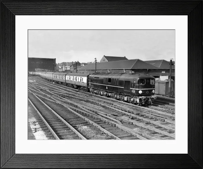 Framed Print : The Royal Scot took on a new look on 20th September 1955 as it left Carlisle Citadel Framed Print : The Royal Scot took on a new look on 20th September 1955 as it left Carlisle Citadel