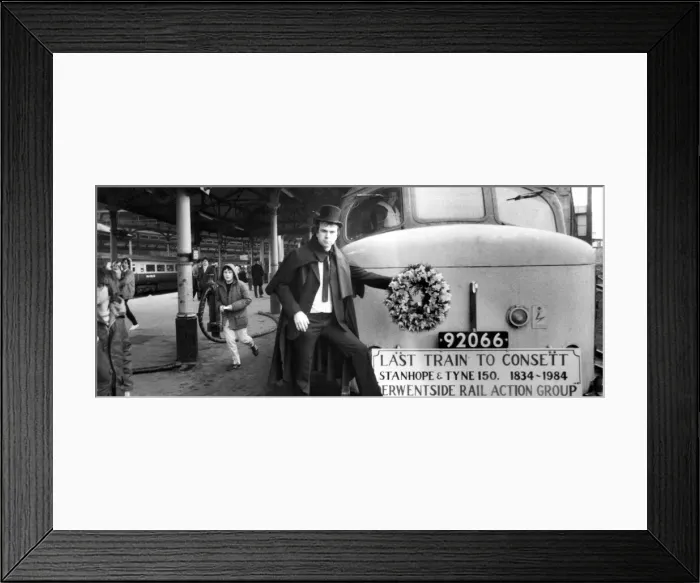 Framed Print : Hundreds of rail fans turned out to give the Consett-Newcastle rail service a farewell