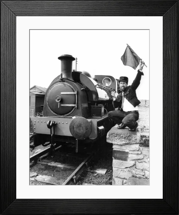 Framed Print : Tanfield Railway Association guard Bob Payne flags away the newly-commissioned Hawthorn