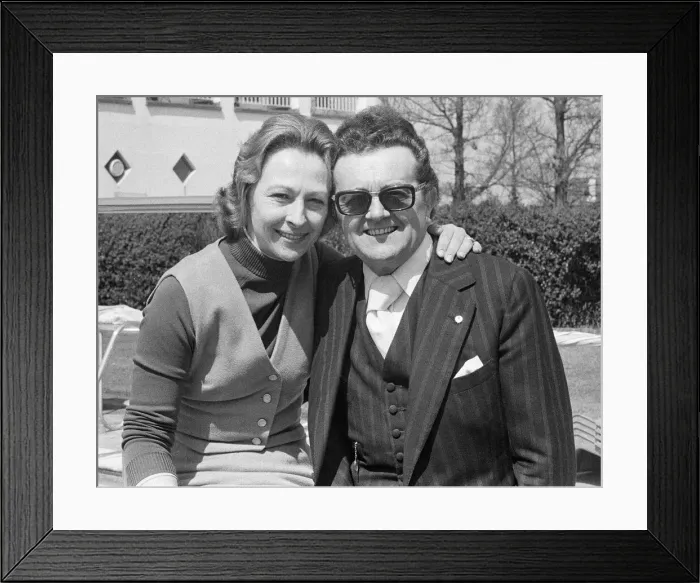 Framed Print : British musician Ronnie Ronalde pictured outside his hotel in St Martin Framed Print : British musician Ronnie Ronalde pictured outside his hotel in St Martin