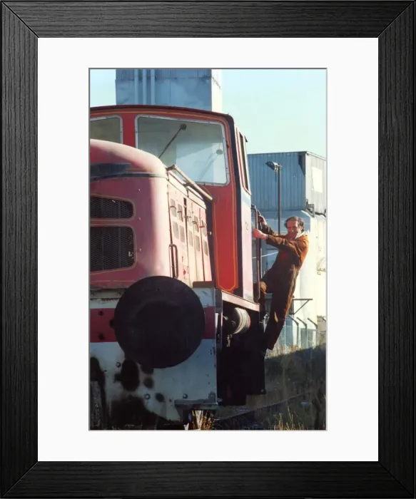 Framed Print : Martin Smith from Tanfield Railway Museum with the brightly coloured 0-6-0 industrial