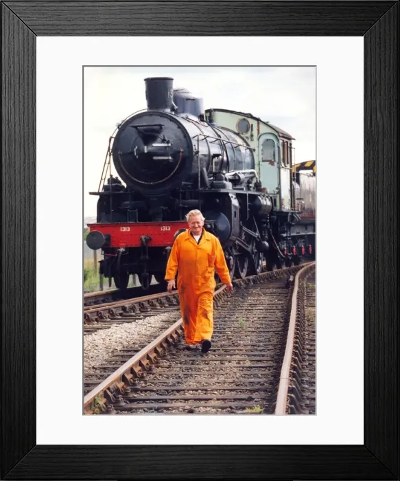 Framed Print : Les Ferguson from the Stephenson Railway Museum, Silverlink, North Shields Framed Print : Les Ferguson from the Stephenson Railway Museum, Silverlink, North Shields