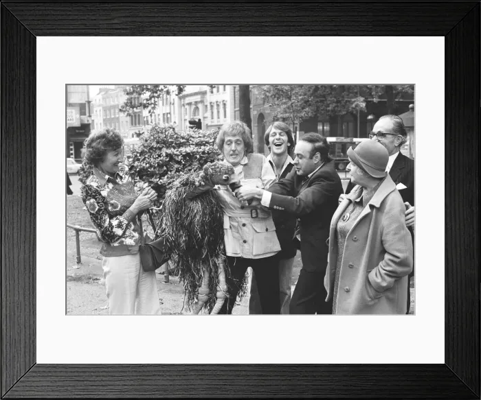 Framed Print : Rod Hull and emu seen here attacking Victor Spinetti outside the Shaftsbury Theatre Framed Print : Rod Hull and emu seen here attacking Victor Spinetti outside the Shaftsbury Theatre