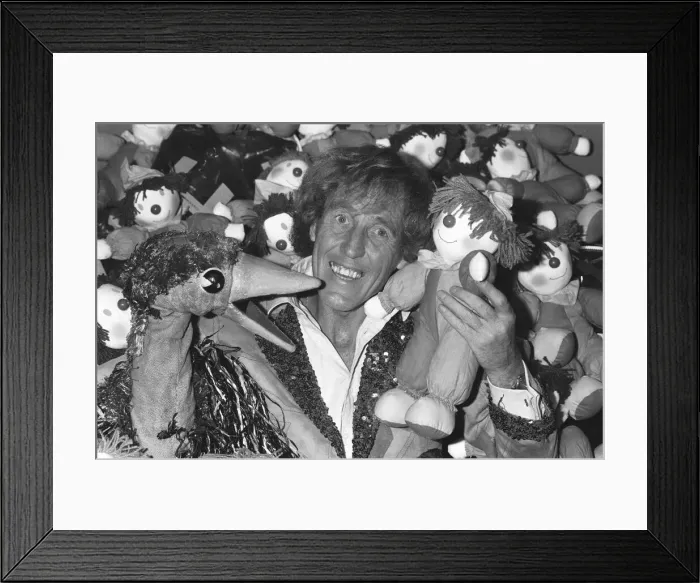 Framed Print : Rod Hull and Emu seen here promoting the NSPCC Childrens Variety Show Framed Print : Rod Hull and Emu seen here promoting the NSPCC Childrens Variety Show