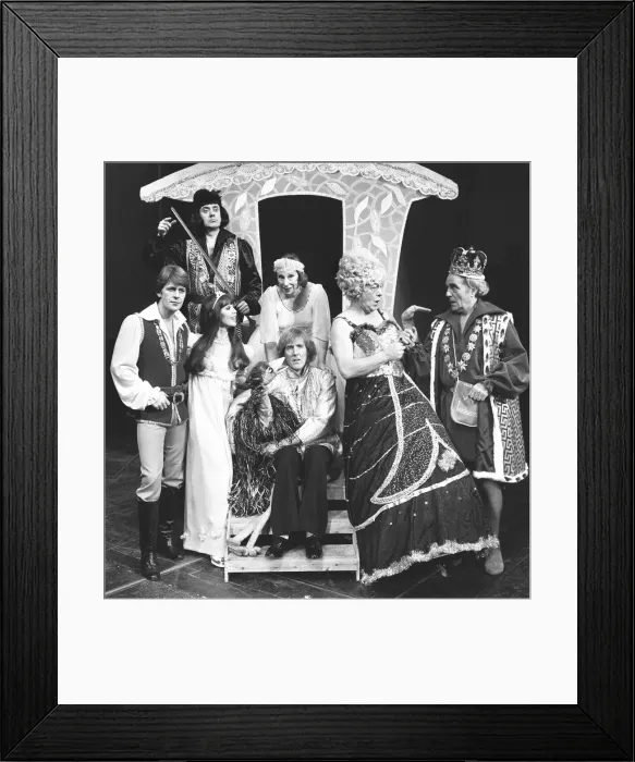 Framed Print : Rod Hull and emu seen here with other cast members (Victor Spinetti top left Framed Print : Rod Hull and emu seen here with other cast members (Victor Spinetti top left