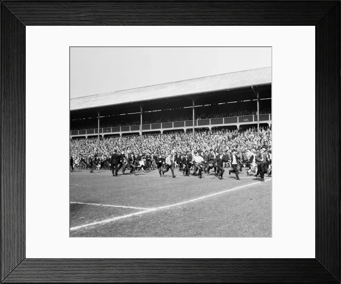 Framed Print : Blackburn Rovers v Manchester United, league match at Ewood Park, Saturday 3rd April 1965 Framed Print : Blackburn Rovers v Manchester United, league match at Ewood Park, Saturday 3rd April 1965