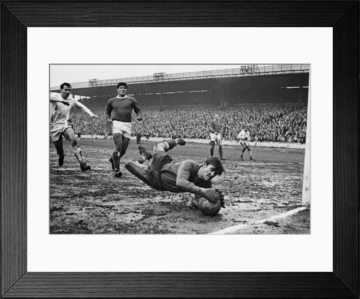 Framed Print : English League Division One match at Elland Road. Leeds United 4 v Everton 1