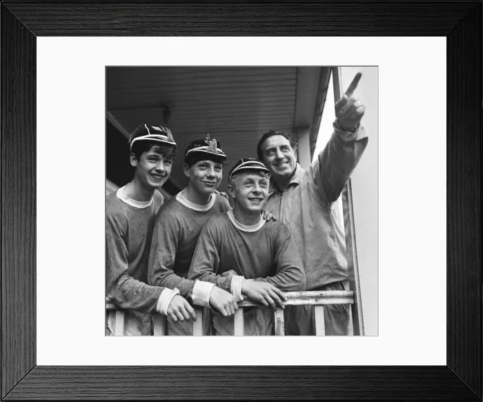 Framed Print : Everton manager Harry Catterick with latest recruits Whittle and Styles of Liverpol Framed Print : Everton manager Harry Catterick with latest recruits Whittle and Styles of Liverpol