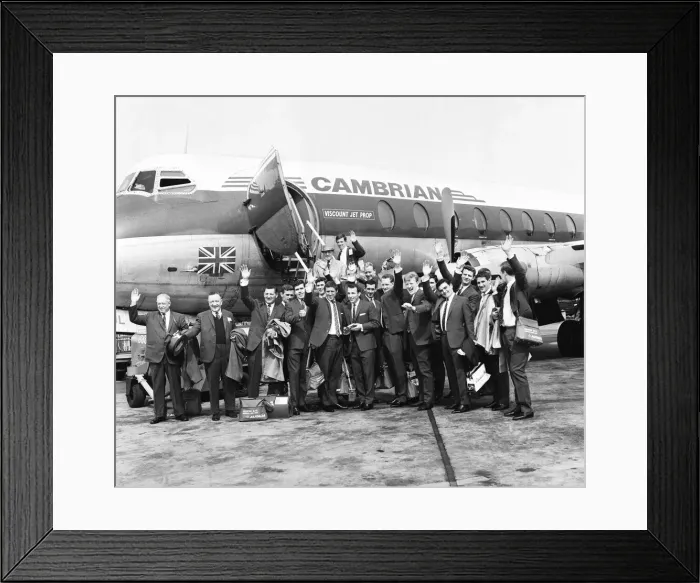 Framed Print : Everton team members wave before their plane bound for Australia departs from Speke