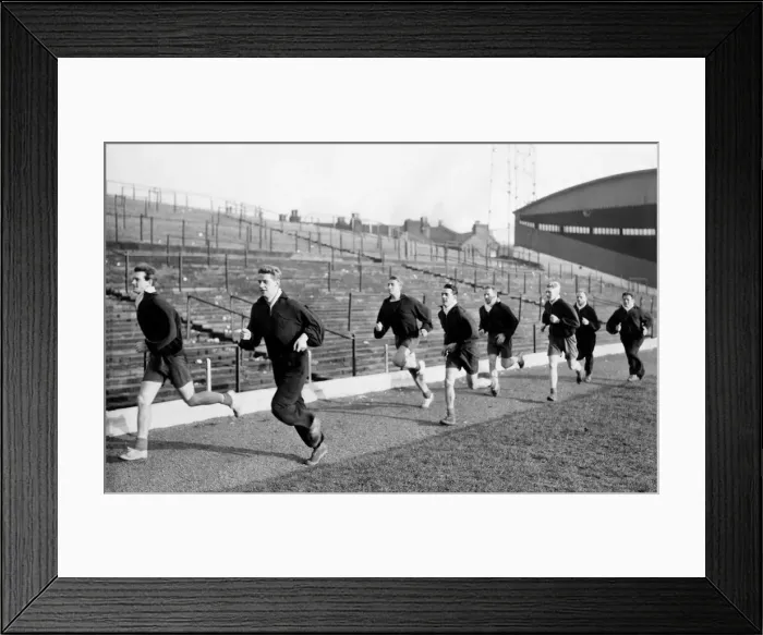 Framed Print : Stoke City players take part in training session, sprinting along the touch line are Framed Print : Stoke City players take part in training session, sprinting along the touch line are