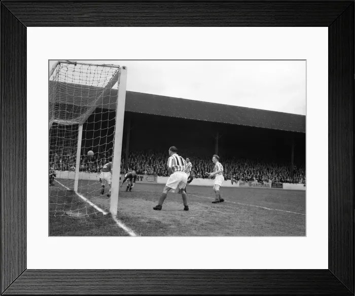 Framed Print : Leyton Orient v Stoke, league match, Saturday 31st August 1957 Framed Print : Leyton Orient v Stoke, league match, Saturday 31st August 1957