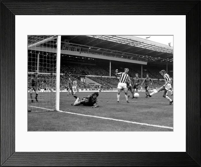 Framed Print : League Cup Final 1972: Chelsea v. Stoke City. March 1972