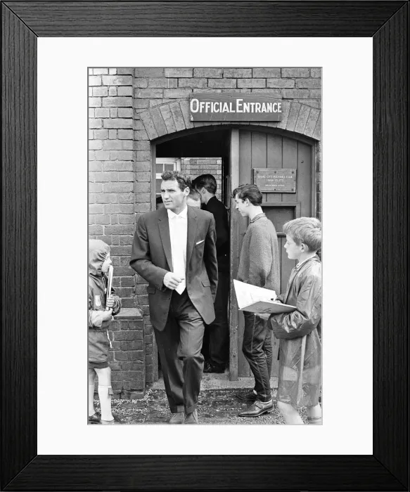 Framed Print : New signing (from Wolves) Eddie Stuart leaving main entrance, 15th August 1962