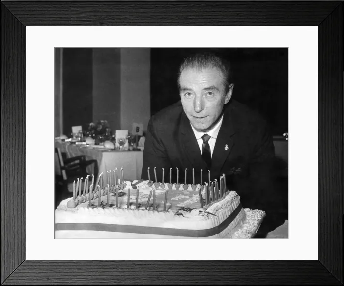 Framed Print : Stanley Matthews at a dinner in Stoke last night to celebrate his 50th birthday