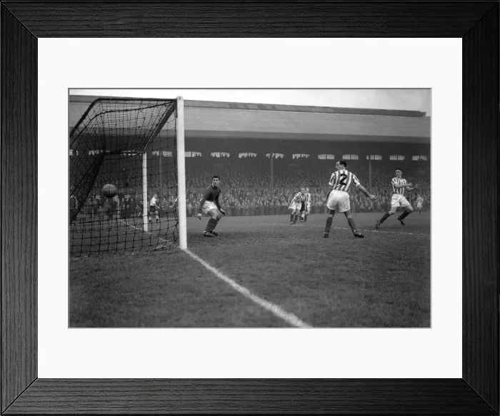 Framed Print : Fulham v Stoke, league match, Saturday 30th November 1957
