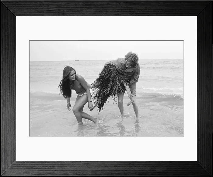 Framed Print : Rod Hull and Emu seen here terrorising the holidaymakers on Clactons beaches Framed Print : Rod Hull and Emu seen here terrorising the holidaymakers on Clactons beaches