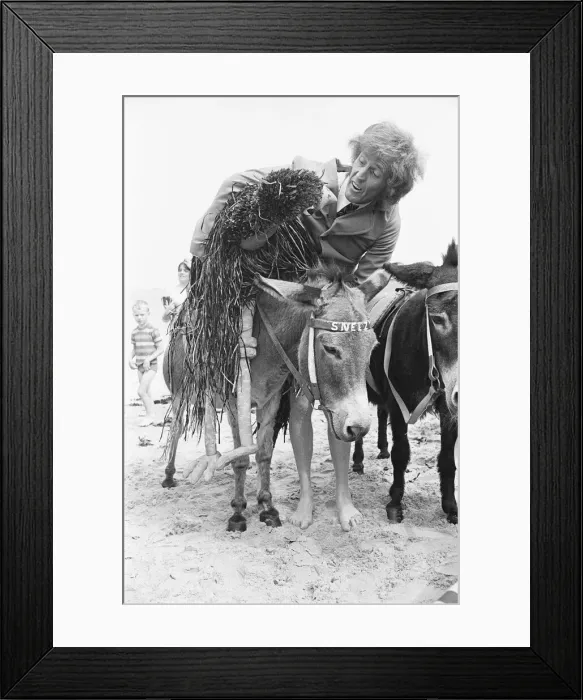Framed Print : Rod Hull and Emu seen here terrorising the holidaymakers on Clactons beaches