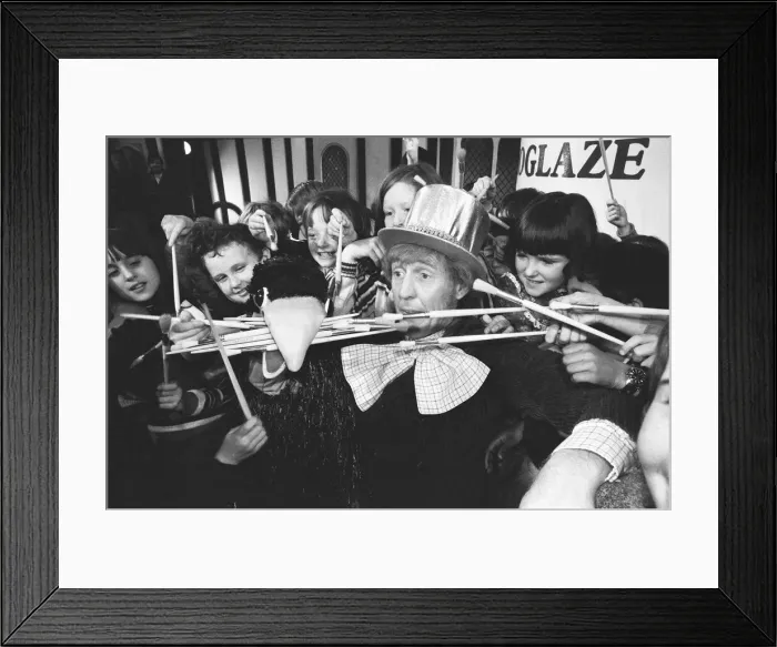 Framed Print : Rod Hull and Emu seen here greeting 30 small children at the Wimbledom Theatre to view Framed Print : Rod Hull and Emu seen here greeting 30 small children at the Wimbledom Theatre to view