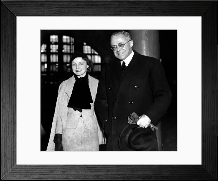 Framed Print : Victoria Hopper, the Dunston film star, with her husband, Mr Basil Dean Framed Print : Victoria Hopper, the Dunston film star, with her husband, Mr Basil Dean