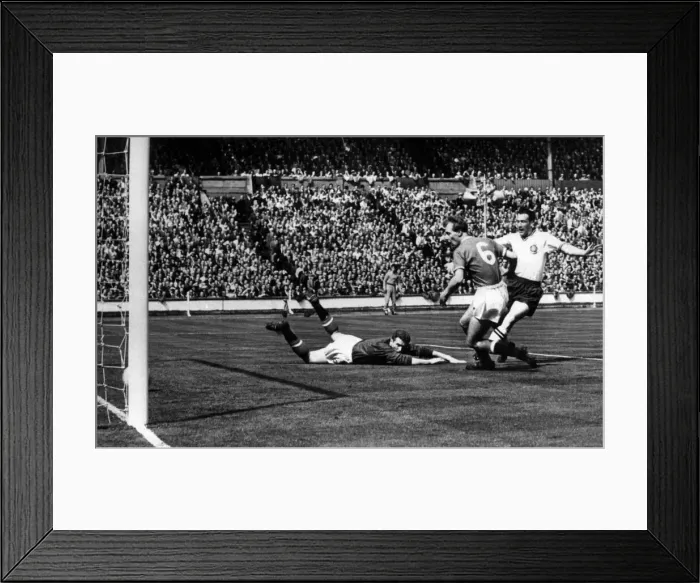 Framed Print : Nat Lofthouse (white shirt) scoring in the 1958 FA Cup Final past United keeper Harry Framed Print : Nat Lofthouse (white shirt) scoring in the 1958 FA Cup Final past United keeper Harry