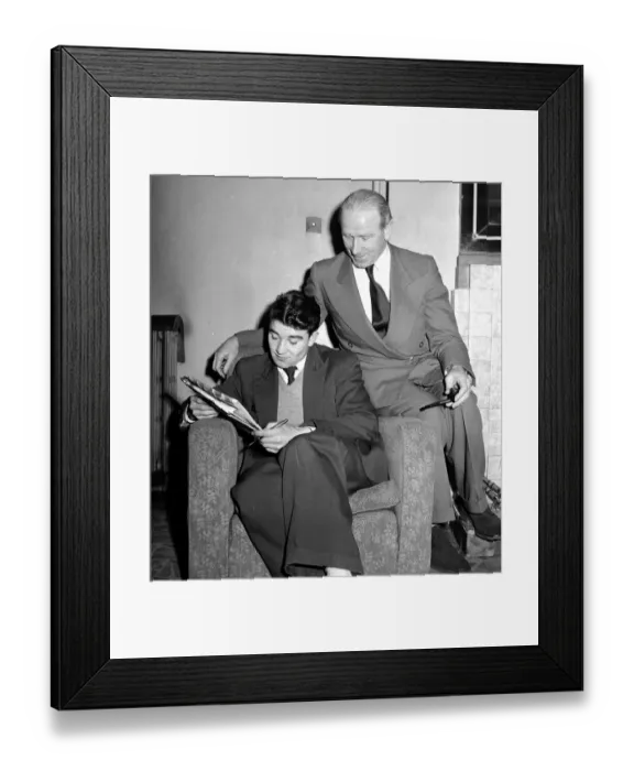 Framed Print : Manchester United footballer Jackie Blanchflower rarely joins the snooker players he Framed Print : Manchester United footballer Jackie Blanchflower rarely joins the snooker players he