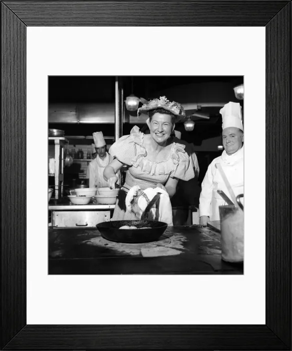 Framed Print : Mini Pearl from America who is both a cabaret star and a successful boss of 100 fried Framed Print : Mini Pearl from America who is both a cabaret star and a successful boss of 100 fried