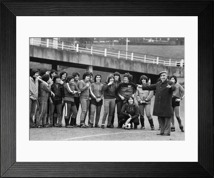 Framed Print : The Italian Ladies Football Team, ahead of their International match with England Framed Print : The Italian Ladies Football Team, ahead of their International match with England